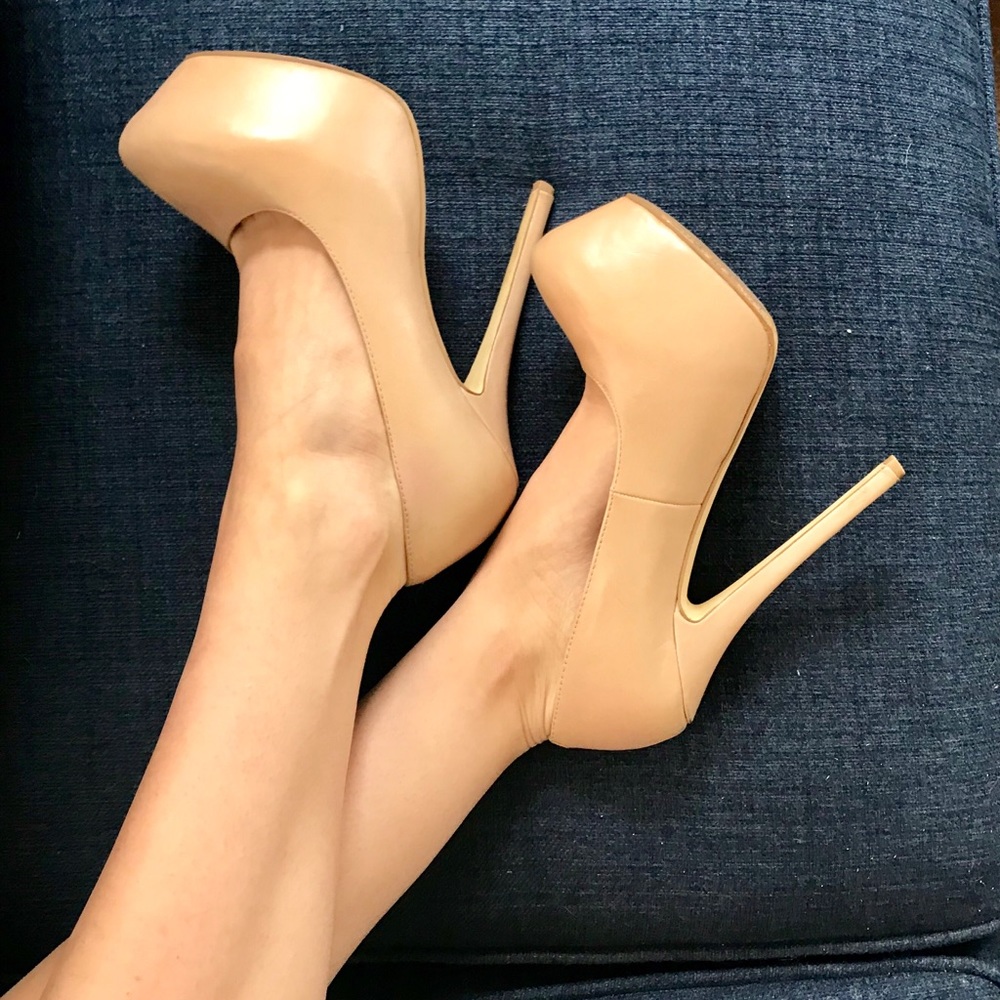Platform Pumps in Nude